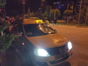 Köpeklerden Kaçarken Ticari Taksinin Çarptığı Genç Ağır Yaralandı