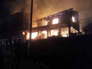 Ev Yangınında Alevler Geceyi Aydınlattı