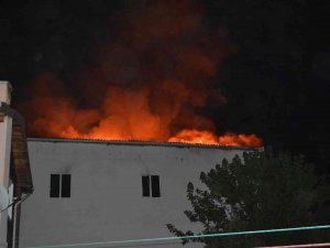 Çorlu’da Yatak Üretim Fabrikası Alev Alev Yandı