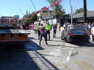 Kırmızı Işık İhlali Yapan Araç Kazada Ters Döndü