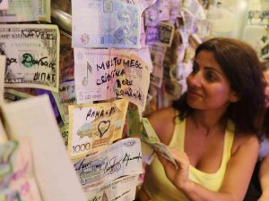 80 Ülke Vatandaşından Alıp Üzerine Güzel Dileklerini Yazdırdığı Hatır Paralar Dükkanı Süslüyor