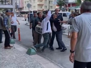 Eskişehir’de Sokak Ortasında Yaşanan Kavga Anları Cep Telefonu Kamerasında