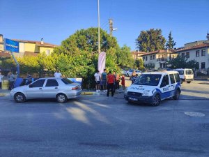 Marketteki Kediye Şiddet Uyguladığı İleri Sürülen Bir Kişi Kendisine Müdahale Eden 2 Kişiyi Bıçakla Yaraladı