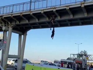 Büyükçekmece Metrobüs Üst Geçidinde İntihar Girişimi