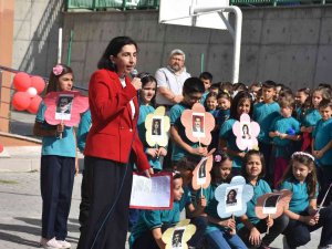 Pandemide Yazdığı Şiiri Okuyan Öğretmen Büyük Alkış Aldı