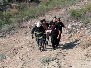Atv Turu Yapan Turist Kadın 50 Metreden Düştü, Eşi Arkasından Gidince Ağaca Takılı Kaldı