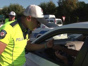Trafik Kuralını İhlal Etti, Yetmedi Aracını Muhabirin Üzerine Sürdü