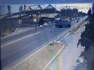 Biber Yüklü Kamyonetin Kaza Yapması Anbean Görüntülendi