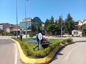 Derince’nin Yeşil Alanlarına Bakım Yapılıyor