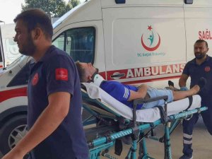 Kamyonetle Hafif Ticari Araç Çarpıştı: 2 Yaralı