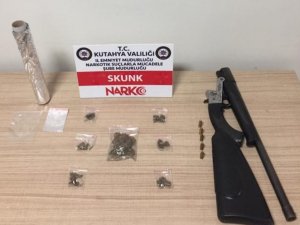 Kütahya’da Uyuşturucu Madde Ve Kaçak Alkollü İçki Sattığı İddia Edilen Kişi Gözaltına Alındı