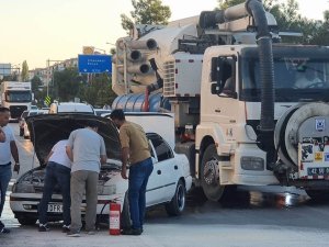 Kırmızı Işıkta Bekleyen Aracın Motor Kısmında Çıkan Yangını Vatandaşlar Söndürdü