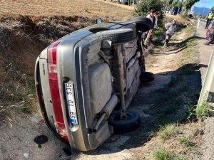 Su Kanalına Devrilen Otomobilin Sürücüsü Yaralandı