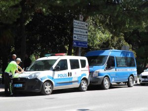 Hafif Ticari Araç Polis Ve Zabıta Araçlarına Çarptı