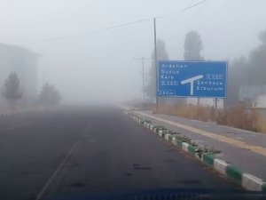 Göle’de Yoğun Sis Sürücülere Zor Anlar Yaşattı