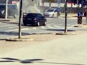 Cadde Ortasında Otomobilden Bir Anda Dumanlar Yükselmeye Başladı