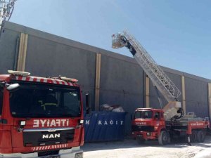 Cam Üretimi Yapan Fabrikada Yangın: 1 İşçi Dumandan Etkilendi, 1 İşçi De Yüksekten Düşerek Yaralandı