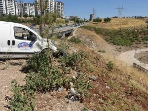 Kaza Yapan Hafif Ticari Aracın Sürücüsü Ölümden Döndü