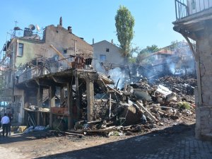 Alevlerin Geceyi Aydınlattığı Yangında 3 Ev Kullanılmaz Hale Geldi