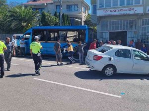 Otomobil Minibüse Çarptı: 1 Ölü