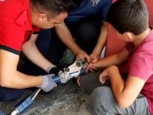 Bileğine Taktığı Kelepçeden İtfaiye Kurtardı