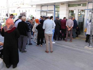 Yozgat’ta Sosyal Konut İçin Banka Önlerinde Yoğunluk Sürüyor
