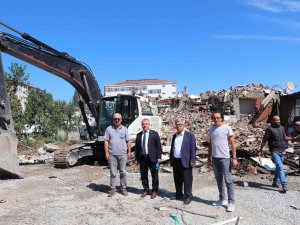 Havza Kapalı Sebze Pazarı İçin Yıkım Başladı