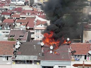 Bayrampaşa’da Bir Binanın Çatısı Alev Alev Yandı
