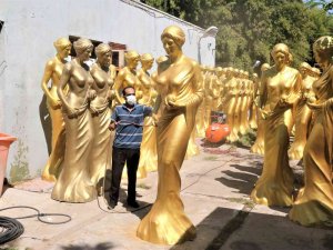 Depoda Muhafaza Edilen Altın Portakal Heykellerini Altın Sarısına Boyama İşlemleri Tamamlandı