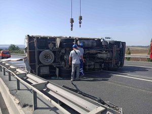 Büyükçekmece Tem Otoyolunda Kamyonet Devrildi