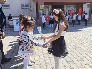 Okula Yeni Başlayan Minikler Çiçeklerle Karşılandı