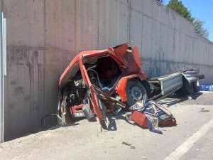 Gediz’de 3 Aracın Karıştığı Trafik Kazasında 2 Kişi Yaralandı