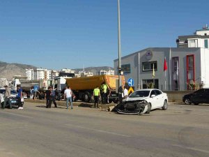 Kozan’da 3 Aracın Karıştığı Kazada 2 Kişi Yaralandı