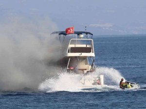 Alanya’da Lüks Yat Denizin Ortasında Alev Aldı, 6 Kişi Botlarla Kurtarıldı