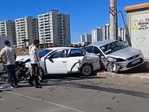 Otomobiller Kavşakta Kafa Kafaya Çarpıştı: 2 Yaralı