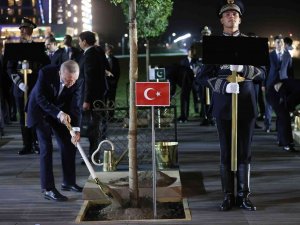 Cumhurbaşkanı Erdoğan, Semerkant’ta Ağaç Dikti