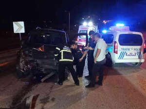 Hafif Ticari Araç İle Otomobil Çarpıştı: 2 Yaralı