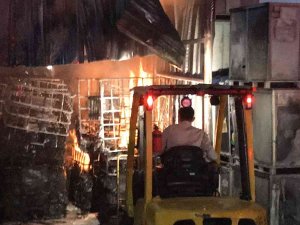 Madeni Yağ Fabrikasında Çıkan Yangın Korkuttu