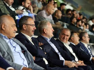 Bakan Kasapoğlu, Başakşehir- Fiorentina Maçını Seyretti