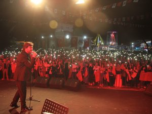 Ahmet Şafak Yeni Şarkısı "Bizden Olmaz"ı İlk Kez Kula’da Seslendirdi