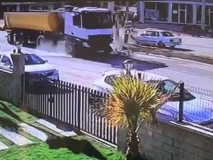 Kamyonun Otomobile Çarptığı Kaza Kamerada
