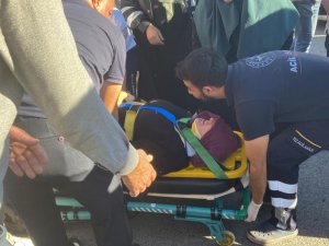 Yolun Karşısına Geçmeye Çalışan Kadına Otomobil Çarptı