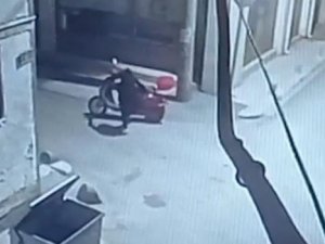 Elektrikli Motosikletin Çalınma Anları Güvenlik Kamerasında
