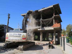 Asrın Felaketini Yaşayan Gölcük’te 103 Metruk Bina Yıkıldı