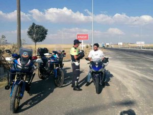 Aksaray’da Trafik Jandarması Motosiklet Ve Sürücülerini Denetliyor