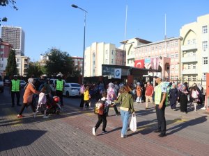 Kartallı Öğrenciler, Kartal Belediyesi Zabıta Ekiplerine Emanet
