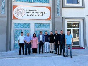 Gediz’de “Minik Ayaklar Üşümesin, Veren El Alan Eli Görmesin” Sosyal Sorumluluk Projesi