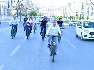 Başkan Çınar, Mesaiye Bisikletle Geldi