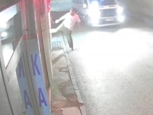 Nedenini Kimse Anlayamadı, Önüne Gelen Dükkanın Camına Tekme Ve Yumruk Attı