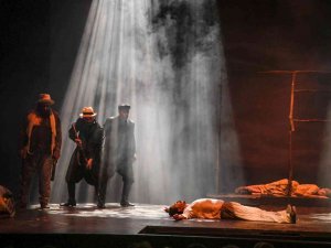 “Boynu Bükük Öldüler” Dünya Prömiyerini Adana’da Yaptı